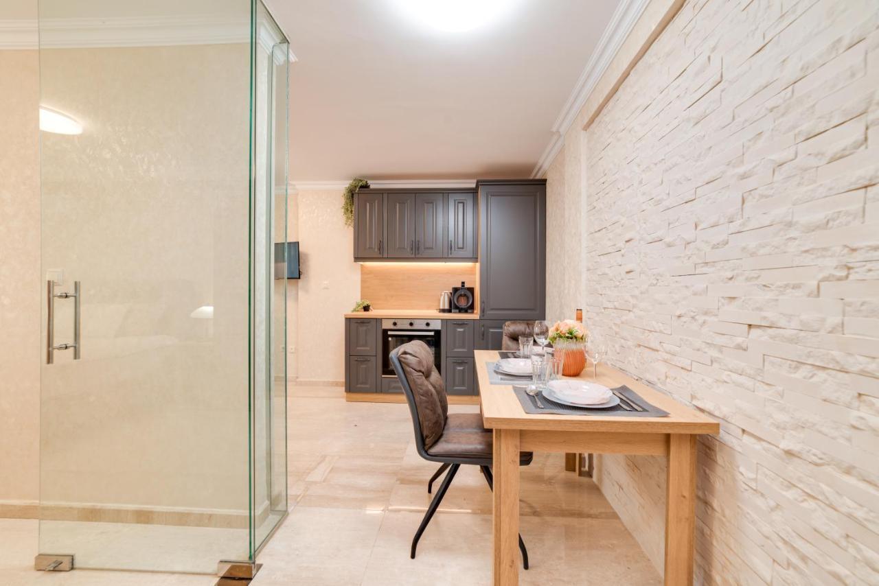 Deluxe And Central Garden Apartment Varna Exterior foto